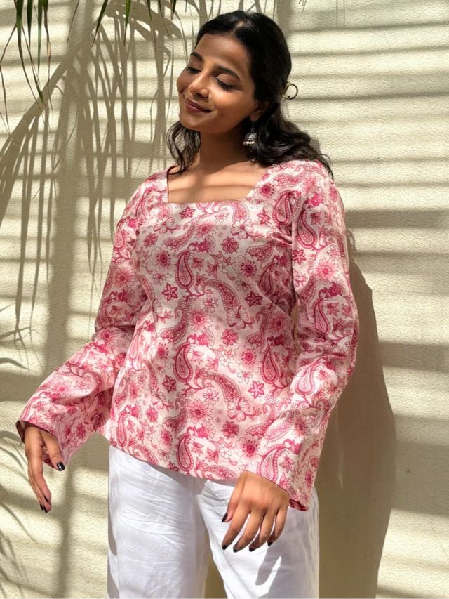 Women 's Printed Straight Sleeveless Square Neck Flared Short Kurti for Women & Girls – Pink & White Designer Kurti